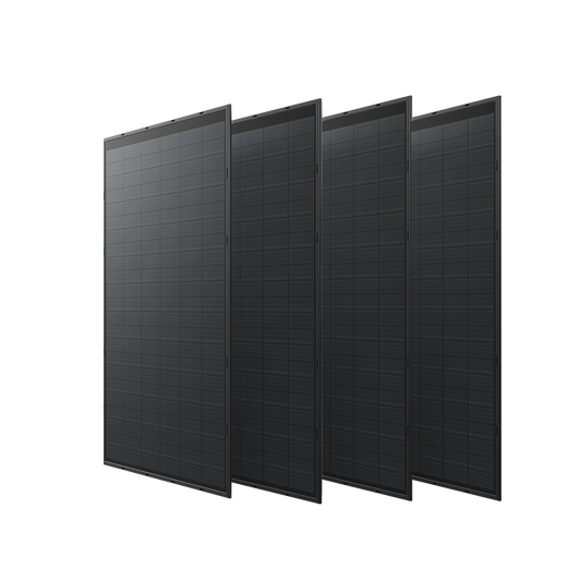 Vier starre Solarpanels nebeneinander mit Gitterstruktur aus photovoltaischen Zellen