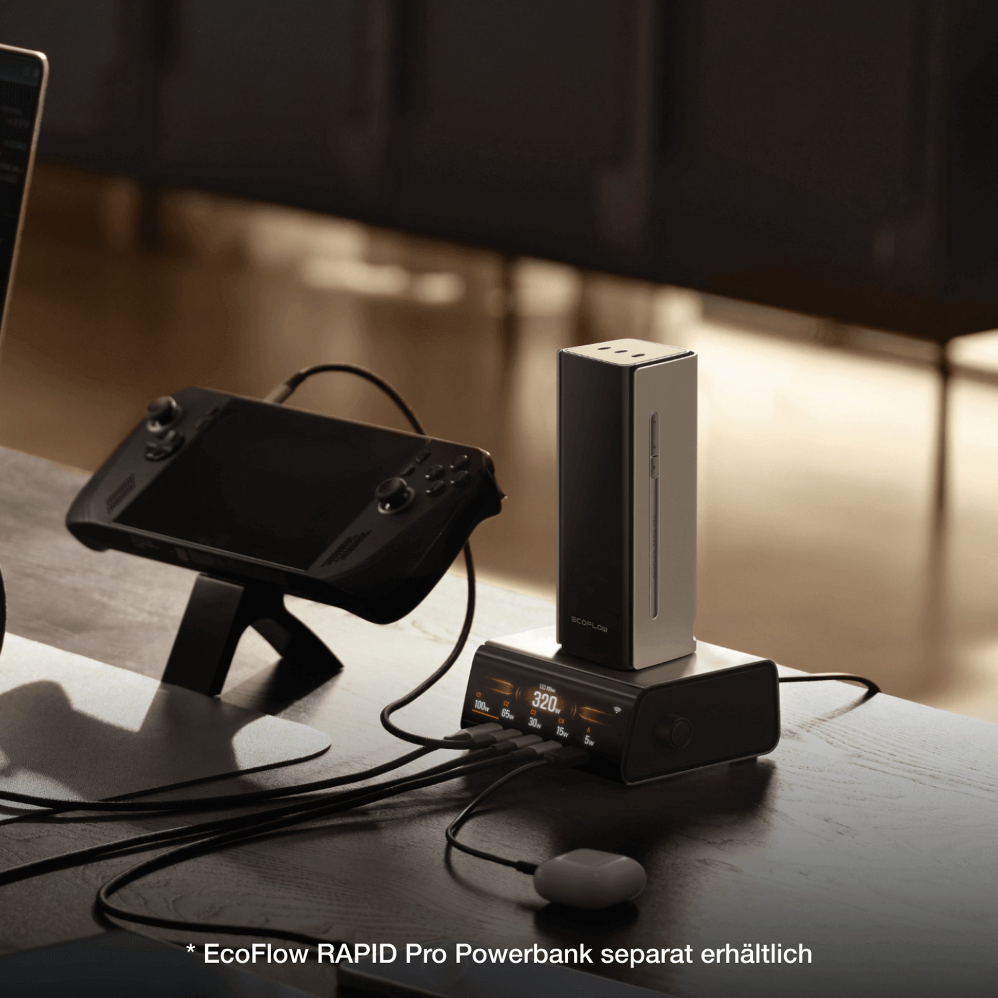 Ecoflow RAPID Pro 320 Watt Ladestation lädt Powerbank und Geräte mit Kabeln auf Tisch