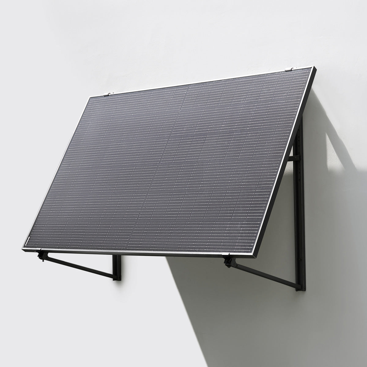 Solarmodul an verstellbarer Wandhalterung zur optimalen Sonneneinstrahlung montiert