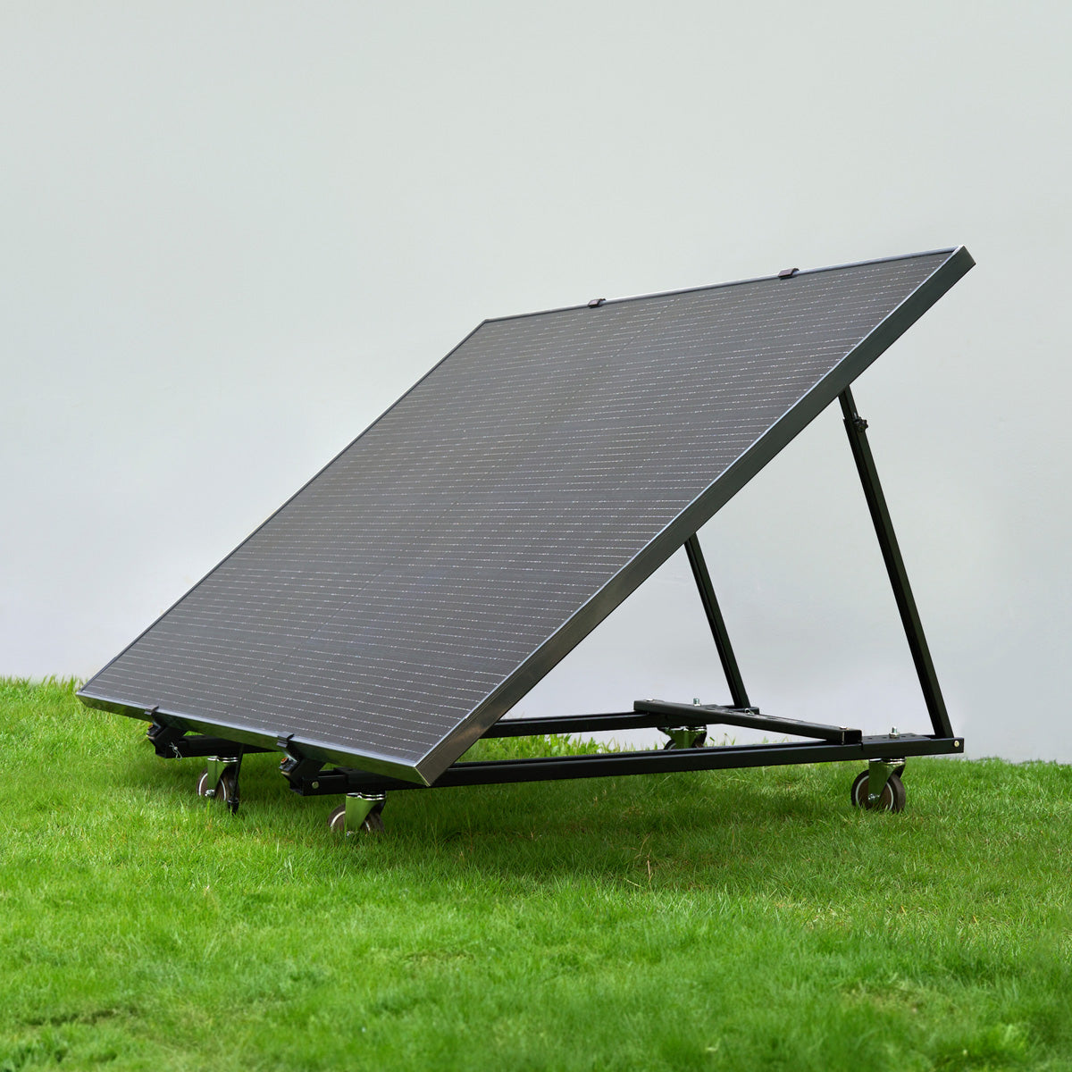 Mobiles Solarpanel mit verstellbarem Neigungswinkel auf rollbarem Metallgestell im Gras