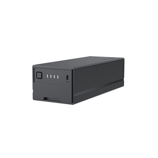 Ecoflow Plug In Batterie in Schwarz mit LED Ladeanzeige und USB Typ C Anschluss von vorne.