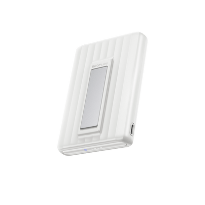 Weiße EcoFlow Powerbank mit gerilltem Design und USB C Anschluss an der Seite