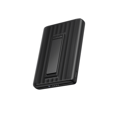 Schwarze EcoFlow Powerbank mit Rillenstruktur und USB Anschluss an der Unterseite