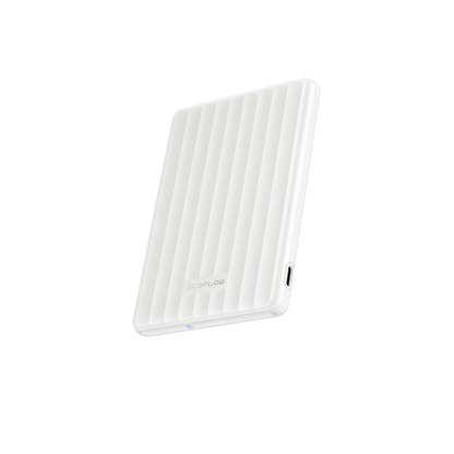 Elegante weiße Powerbank von Ecoflow Rapid Mag mit USB C Anschluss und moderner Optik